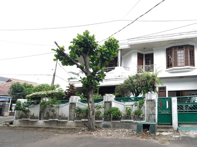 Dijual Rumah Klasik Kokoh Bernuansa Islami di Suryalaya.