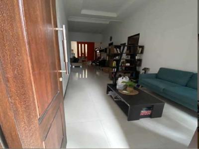 Dijual Rumah Nyaman 2 Lantai Lokasi Strategis di Taman Holis Indah