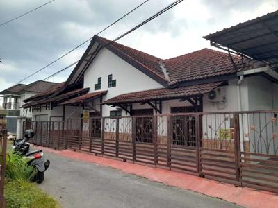 Rumah dengan Kolam Renang Pribadi dekat Jalan Damai