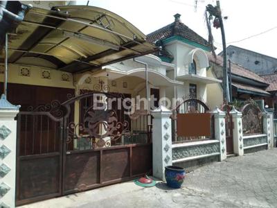 SEWA RUMAH CANTIK FULL FURNISHED DI RAYA SENGKALING MALANG