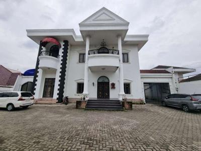 Villa di Jalan Juanda ( Depan Taman Polonia )