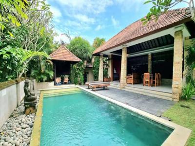 Villa Tropis Halaman Luas Jimbaran Bali