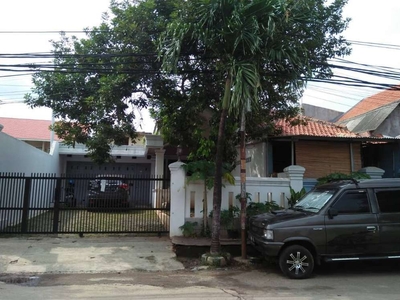 Dijual rumah luas di Kampung Dua Bekasi, butuh renov dan bebas banjir.