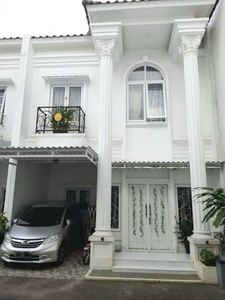 Rumah Dua Lantai di Cluster Cipayung Jakarta Timur