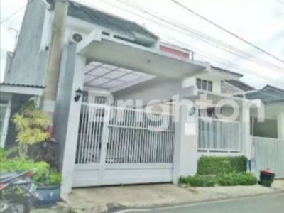 RUMAH MINIMALIS, BANGUNAN BARU, 2 LANTAI, TERAWAT, AREA STRATEGIS