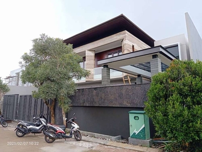 Rumah sultan bangunan baru di komplek elite setraduta