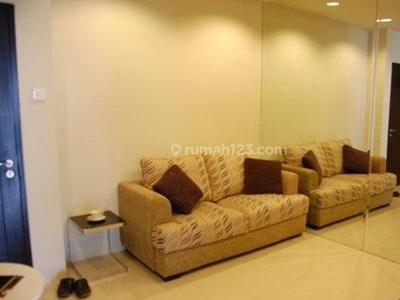 Sewa Apartemen Cosmo Mansion 1 Bedroom Lantai Tengah Full Furnished