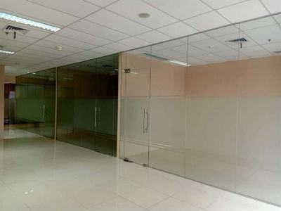 Sewa Kantor 136 m2 di Soho Capital Jakbar Sdh Partisi, Hrg Nego