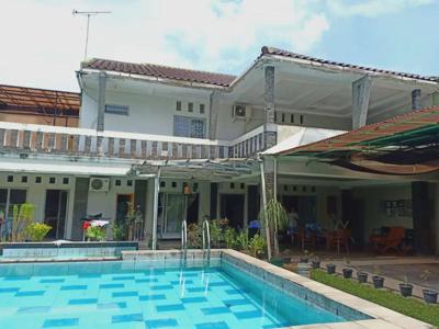 Rumah besar murah kolam renang Griya Indah
