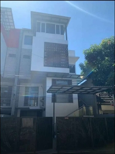 Dijual Rumah 3 lantai di Jl sayap Riau Bandung