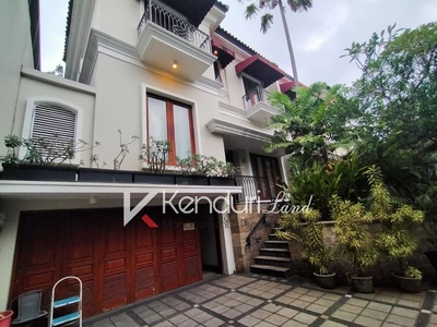 Dijual Rumah mewah with private pool di Ampera