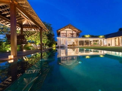 Rent Daily 4 Bedrooms Luxury Villa in Canggu Bali