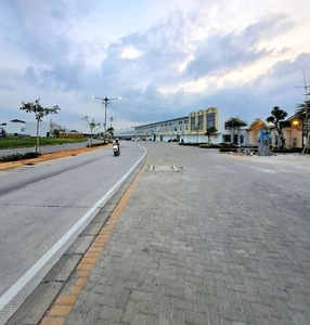 Ruko bagus area parkir luas dan terbuka jalan boulevard Jababeka