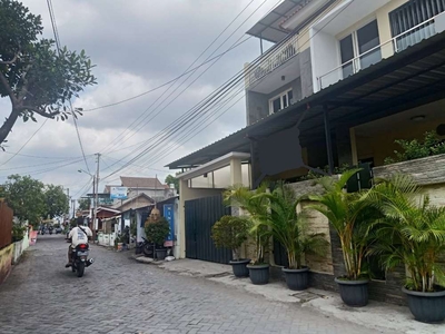 Rumah 2,5 Lantai dekat Mirota Kampus Jalan Godean 4 Kamar Tidur