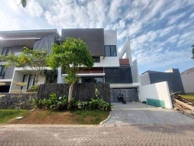 Rumah Baru Split Level 4+1 Kamar di Waterfront, Citraland, Surabaya