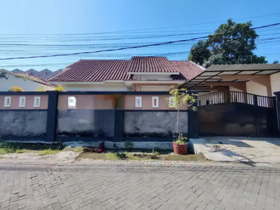 Dijual Rumah Besar Kutisari Selatan dekat UK Petra