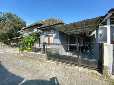 Dijual Rumah Mangku Jalan Dalam Perum di Godean Furnished Dekat Unisa