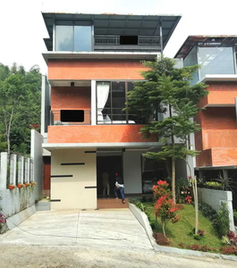 Dijual Rumah Villa Mewah full furnished di Dago Giri - Lembang