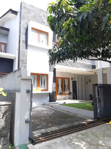 Rumah Nyaman Semi Furnished di Batununggal Mulia