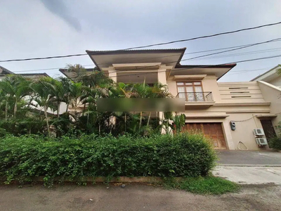 Rumah 2 Lantai Bagus Semi Furnished SHM di Ampera, Jakarta Selatan