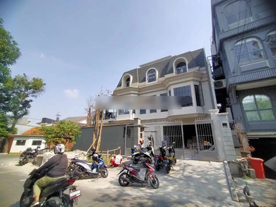 Rumah 4 Lantai Baru Semi Furnished SHM di Kebayoran Baru, Jakarta Sela