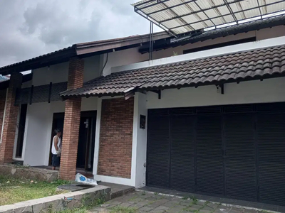 Rumah Lama Strategis Mainroad Antapani