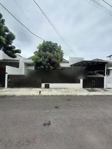Rumah Sudah Renovasi Semi Furnished SHM di Pondok Indah, Jakarta Selat