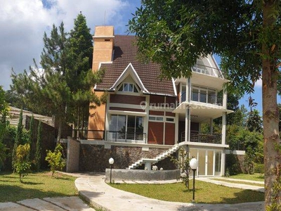 Villa Asri, Kolam Renang Taman Barbeque di Maribaya Lembang