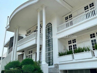 White Classic Stunning House In Onegate Community At Pondok Indah