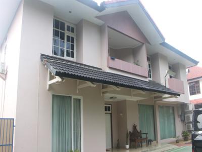 Rumah berlokasi strategis 4 kamar tidur , kolam renang private , area Cipete , Cilandak , Jakarta selatan,