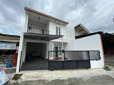 RUmah 2 Lantai Kolonial Modern Mangku Jalan Aspal di Maguwo