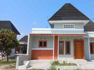 Rumah Cantik Baru Lokasi Strategis Dekat Jalan Joga-solo Dijual Murah