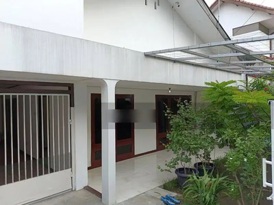 Rumah disewakan, lokasi strategis, Jl. Ciawi Kebayoran Baru, Jaksel