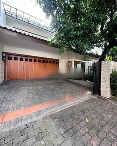 Rumah Mewah 2 Lantai Siap Huni. Gated Area, Nyaman Jalan Lebar