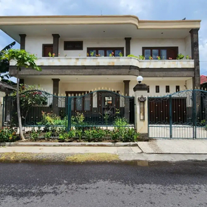 Rumah Mewah Jalan Kaki ke Lapangan Renon Denpasar Bali