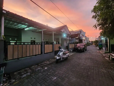 Rumah second lahan luas di lingkungan perumahan colomadu