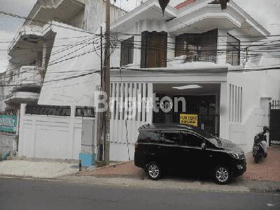 Sewa Rumah Strategis 2 Lt di Kawasan Tidar Siap Huni