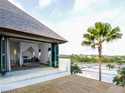 Villa pinggir pantai dengan view persawahan Bali