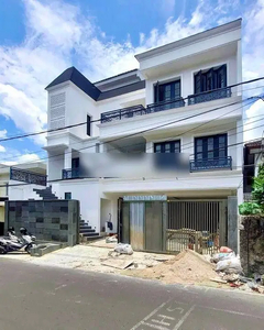 Brand New House 4 Lantai, Private Lift, Pool. Jalan Lebar