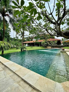 Dijual 2 rumah model Villa Bali, LT/LB 4041/1130 m2, SHM, Jaksel