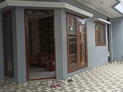 Jaranh Ada Rumah lebar 10m Siap Huni di jln Moti, Roxy Jakarta Pusat