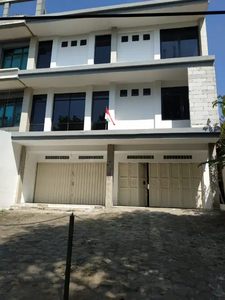 Jual Rumah Jalan Surya Sumantri Bandung, lokasi premium, strategis.