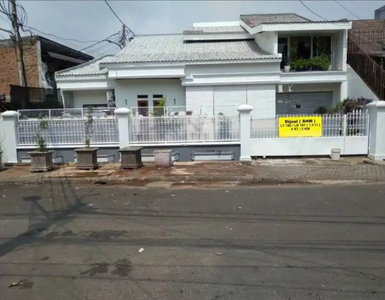 Rumah dijual JakPus,Bebas banjir, SHM, Jalan 2 mobil, Tanpa Perantara