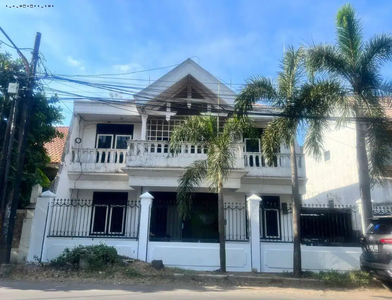 Rumah Ketintang Madya, Strategis