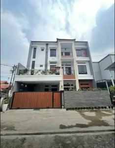 Rumah siap huni 3 lantai semi furnish di Cipayung Jakarta Timur