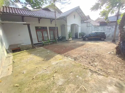 Rumah strategis di jl Tanah Kusir Jakarta Selatan