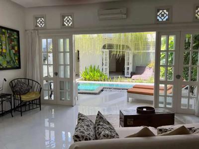 Villa 11 Kamar Tidur di Seminyak Bali. Lokasi Super strategis