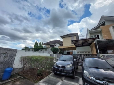Dijual Rumah Serasa Villa di Royal Residence Wiyung Surabaya