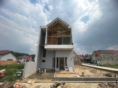 Dijual Townhouse 2 lantai tema Skandinavia lokasi di pusat Kota