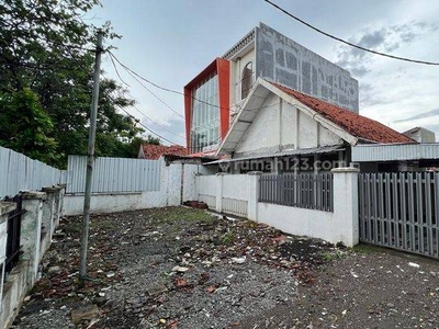 Disewakan Rumah Strategis di Jalan Dharmahusada Surabaya